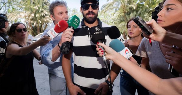 Foto: Antonio Manuel Guerrero llega a la Audiencia de Sevilla para declarar por videoconferencia rodeado de una gran expectación mediática. (EFE)