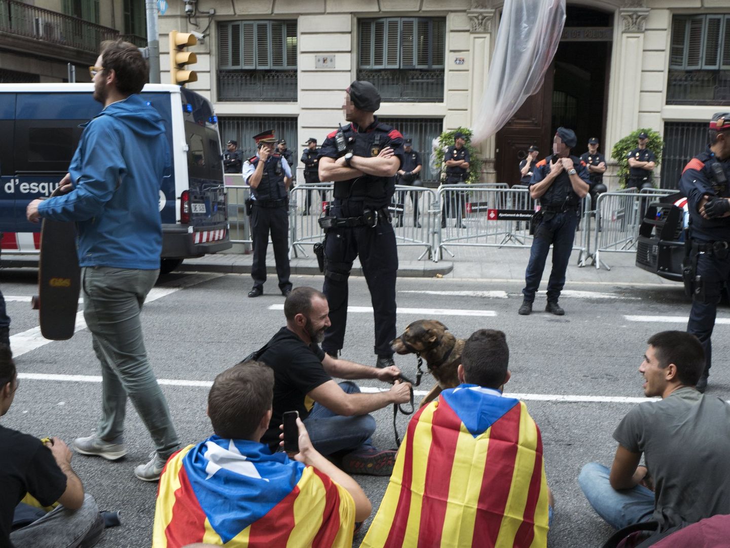 Los mossos d'Esquadra permanecen en guardia ante un grupo de jóvenes que protesta durante la huelga. (EFE)