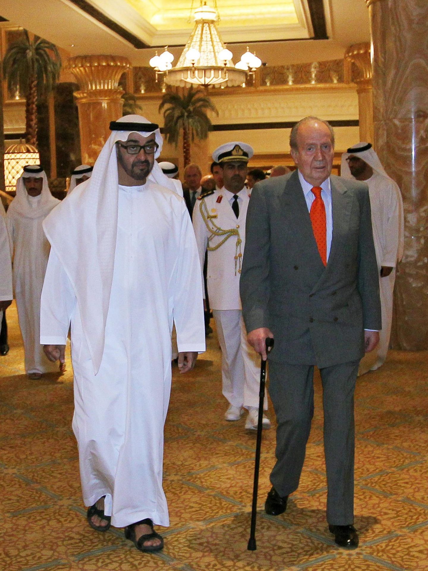 El rey Juan Carlos, con Mohamed bin Zayed en 2014. (EFE/Ali Haider)