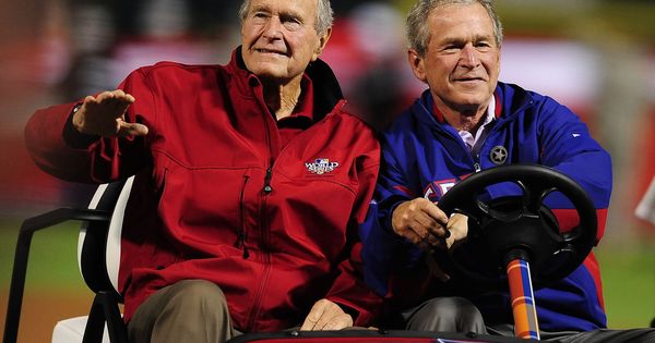 Foto: Bush padre e hijo en una imagen de 2010. (Reuters)