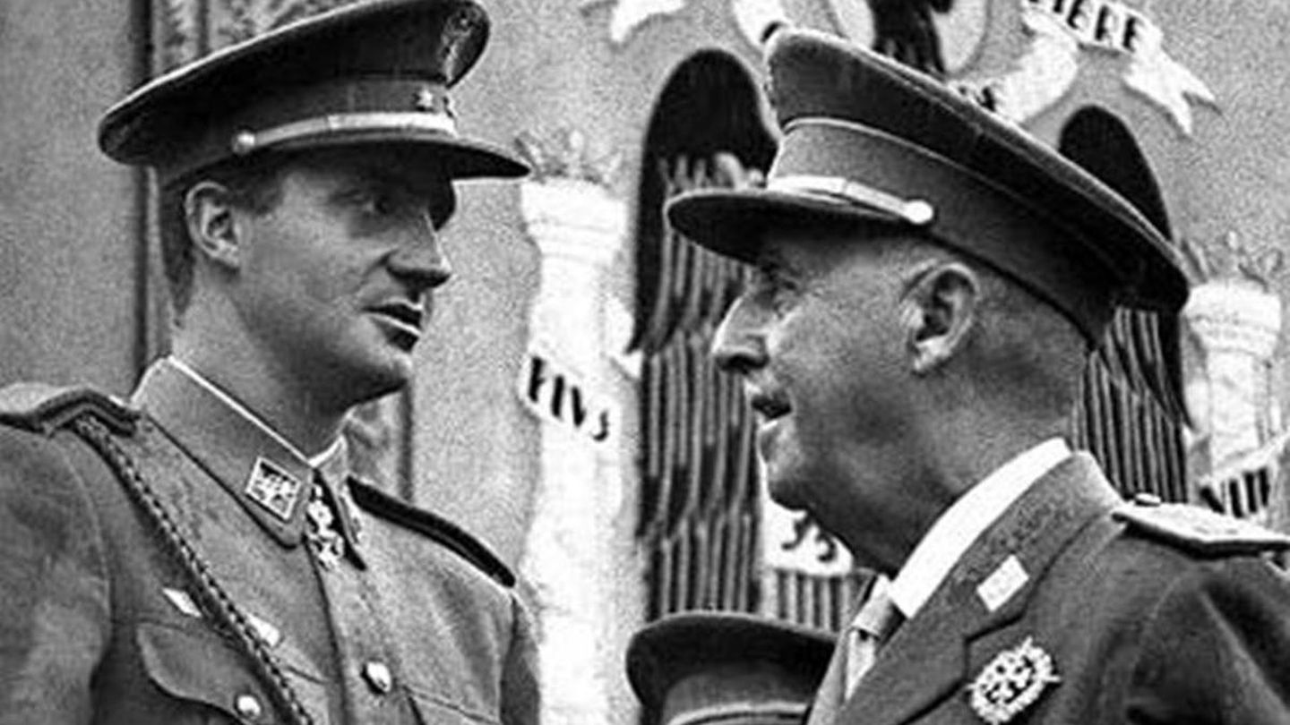 El rey Juan Carlos, junto al general Franco. (EFE)