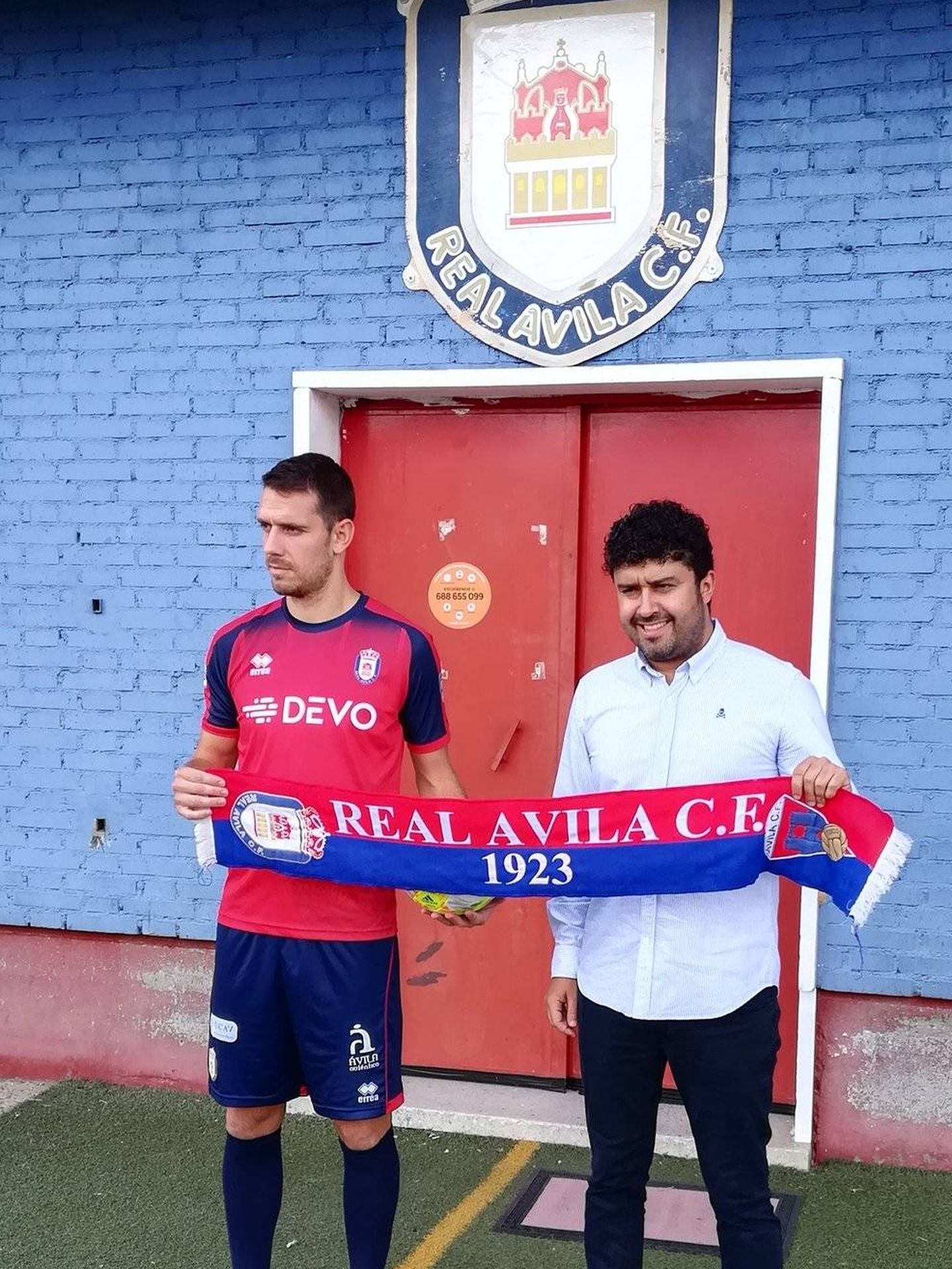 Manuel posa con Carlos Lines, director deportivo del equipo. (Real Ávila)