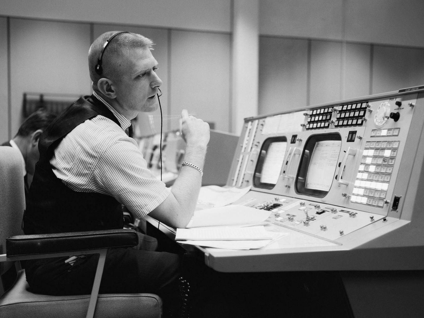 El director de vuelo Eugene F. Kranz es fotografiado durante una simulación en el MSC de Houston en 1965. Crédito de la foto: NASA