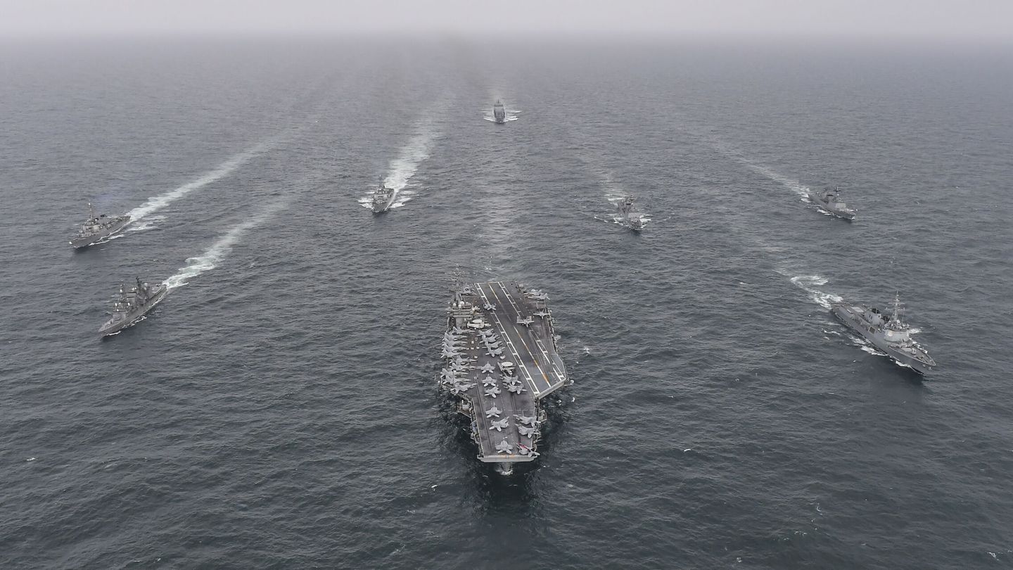 El USS Nimitz con su flota.