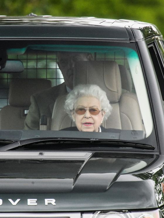 La reina Isabel, a bordo del coche este viernes. (Reuters/Toby Melville)