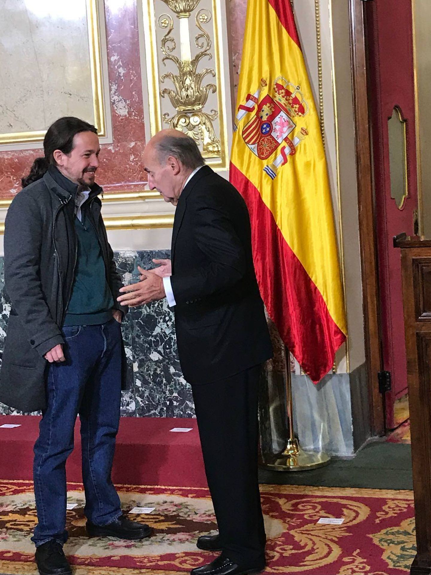 Pablo Iglesias charla con Miquel Roca.