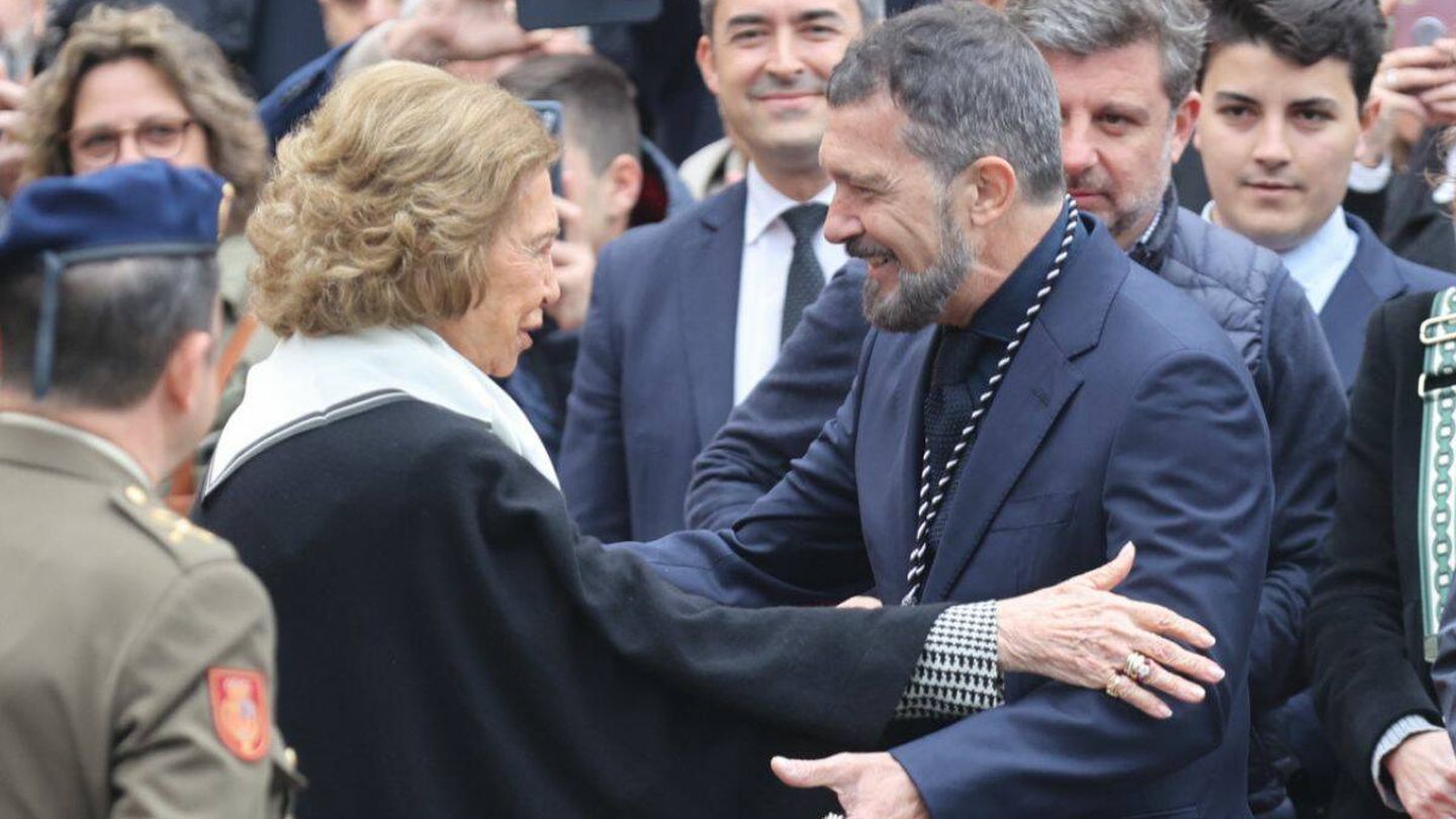La reina Sofía y Antonio Banderas se saludan con cariño. (Gtres)