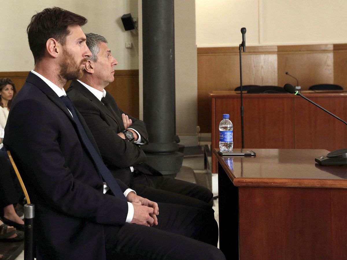 Foto: Messi y su padre, durante la lectura de la sentencia de la Audiencia de Barcelona. (EFE)