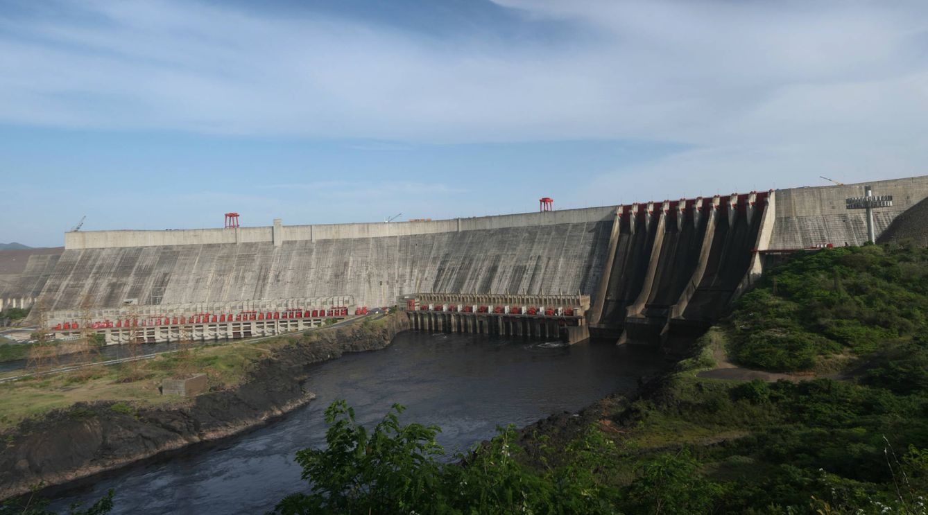 La afectada central hidroeléctrica Simón Bolívar, en la presa del Guri. (Fuente: Wikimedia Commons)