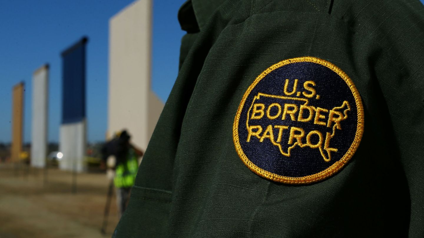 Un miembro de la Patrulla de Frontera custodia el perímetro del lugar donde el presidente Donald Trump visita la construcción de ocho prototipos del famoso muro con México, en San Diego, el 23 de octubre de 2017. (Reuters)