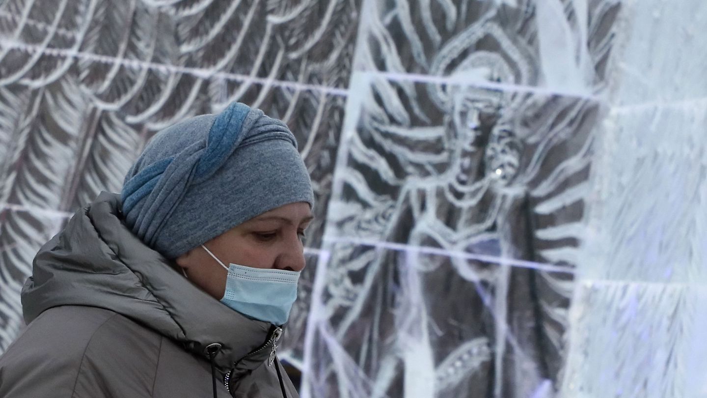 Un visitante con mascarilla a las afueras de Moscú, Rusia. (EFE)