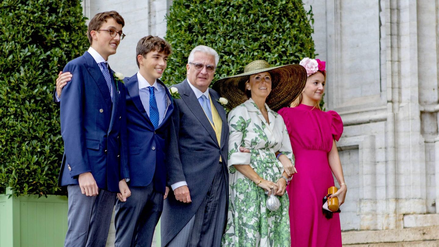 Laurente y Claire, con sus tres hijos, en la boda de Laura de Bélgica. (Cordon Press)