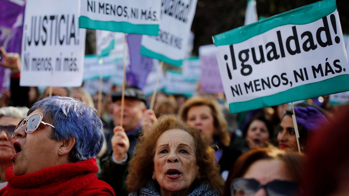 El PSOE fleta autobuses para la protesta feminista ante el parlamento andaluz