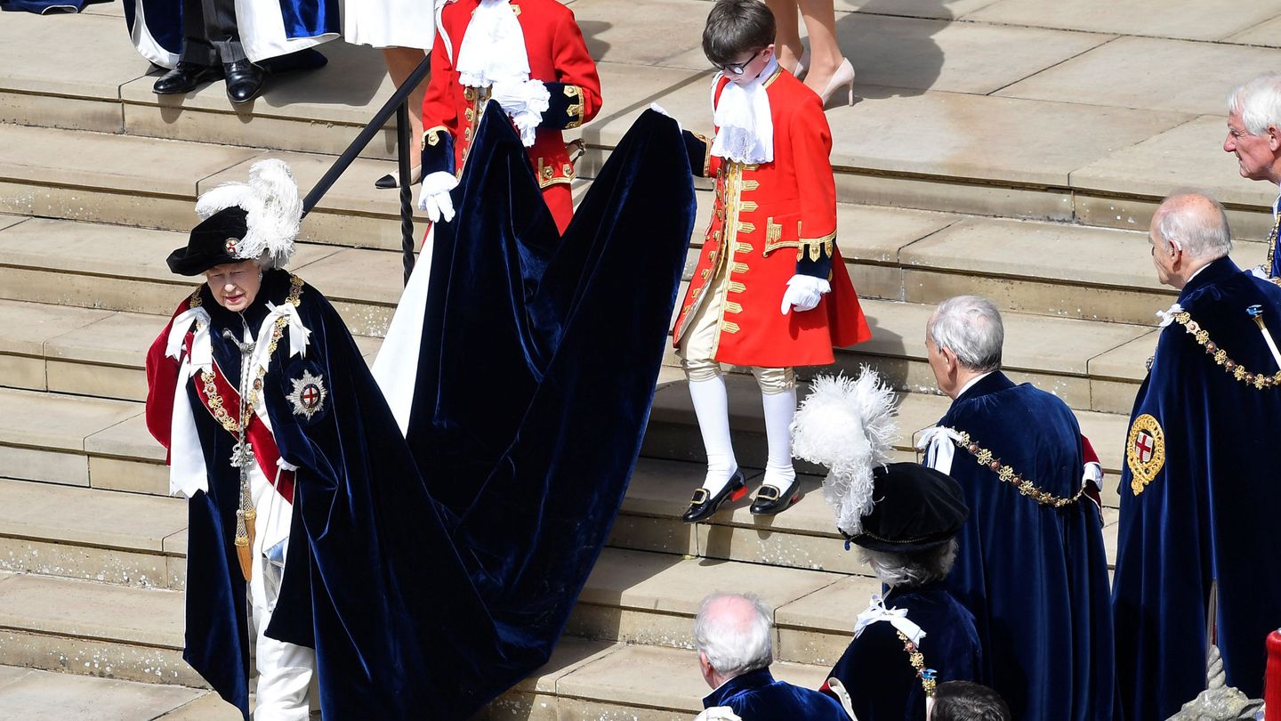 La reina con el uniforme de la Jarretera. (Reuters)