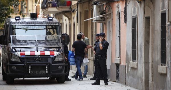 Foto: Mossos d'Esquadra durante una operación en Barcelona con varios registros domiciliarios, contra una banda dedicada a robos violentos y a otros delitos contra el patrimonio. (EFE)
