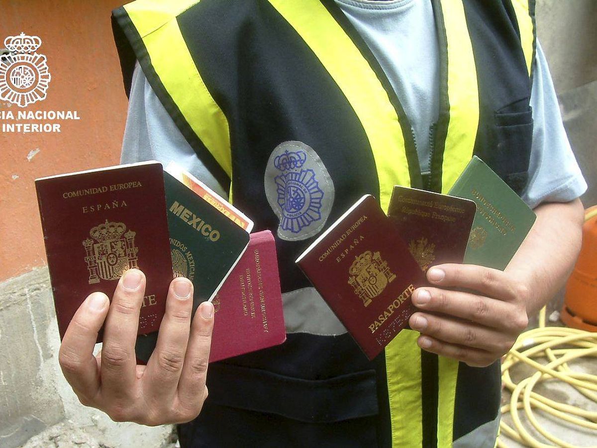 Foto: Foto de archivo de pasaportes falsificados loclizados por la Policía Nacional. (EFE)