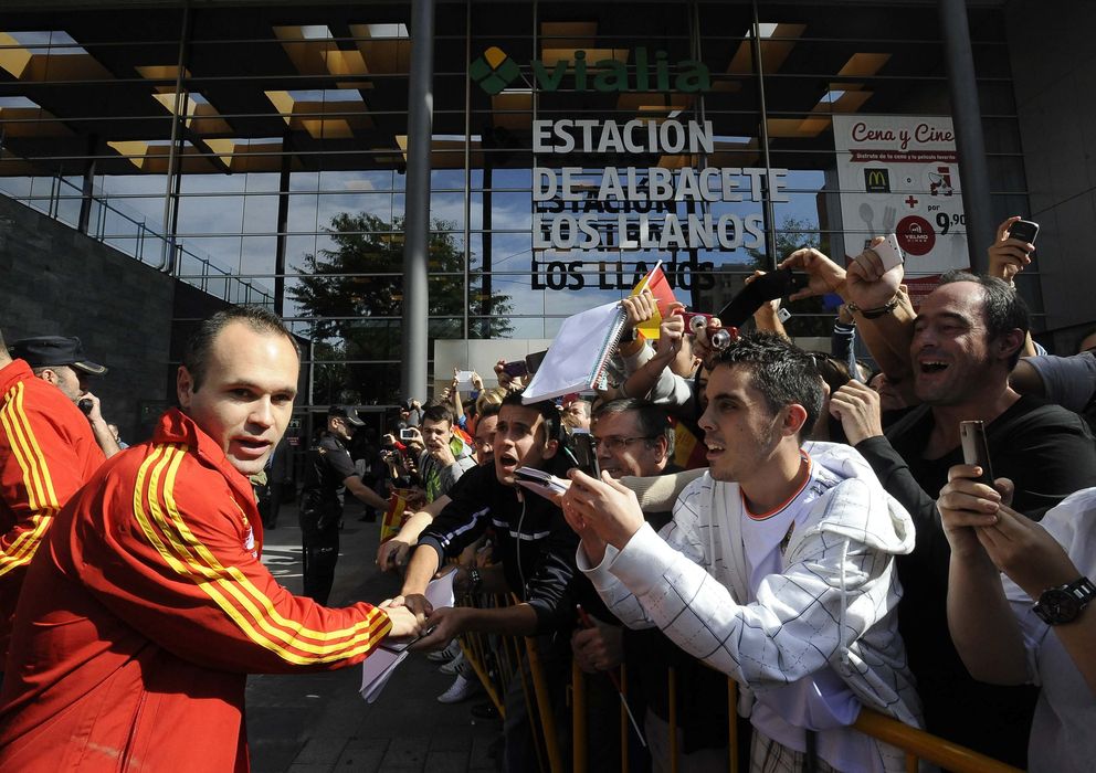 Foto: Andrés Iniesta saluda a los aficionados a su llegada a la estación de  Albacete, 
