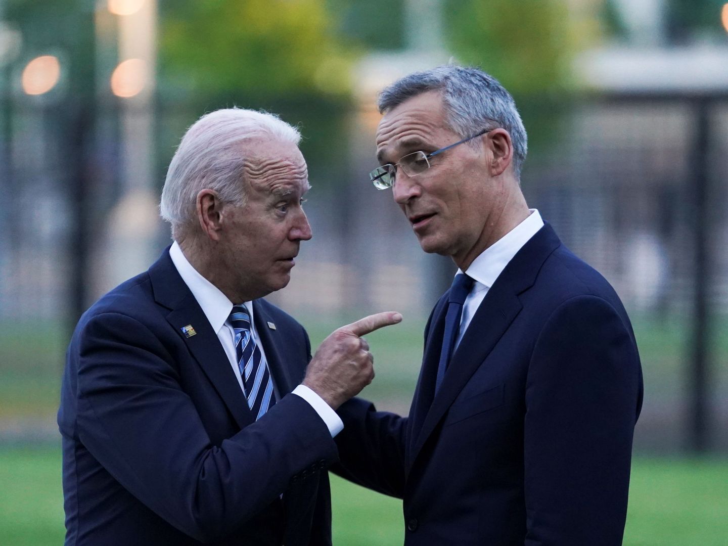 Biden charla con el secretario general de la OTAN. (Reuters)