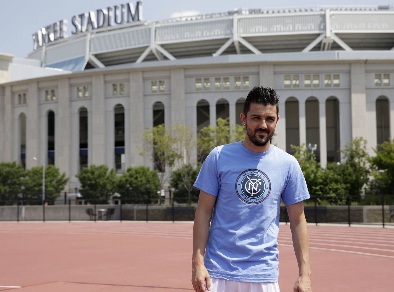 David Villa, delante del Yankee Stadium, de Nueva York. (EFE)