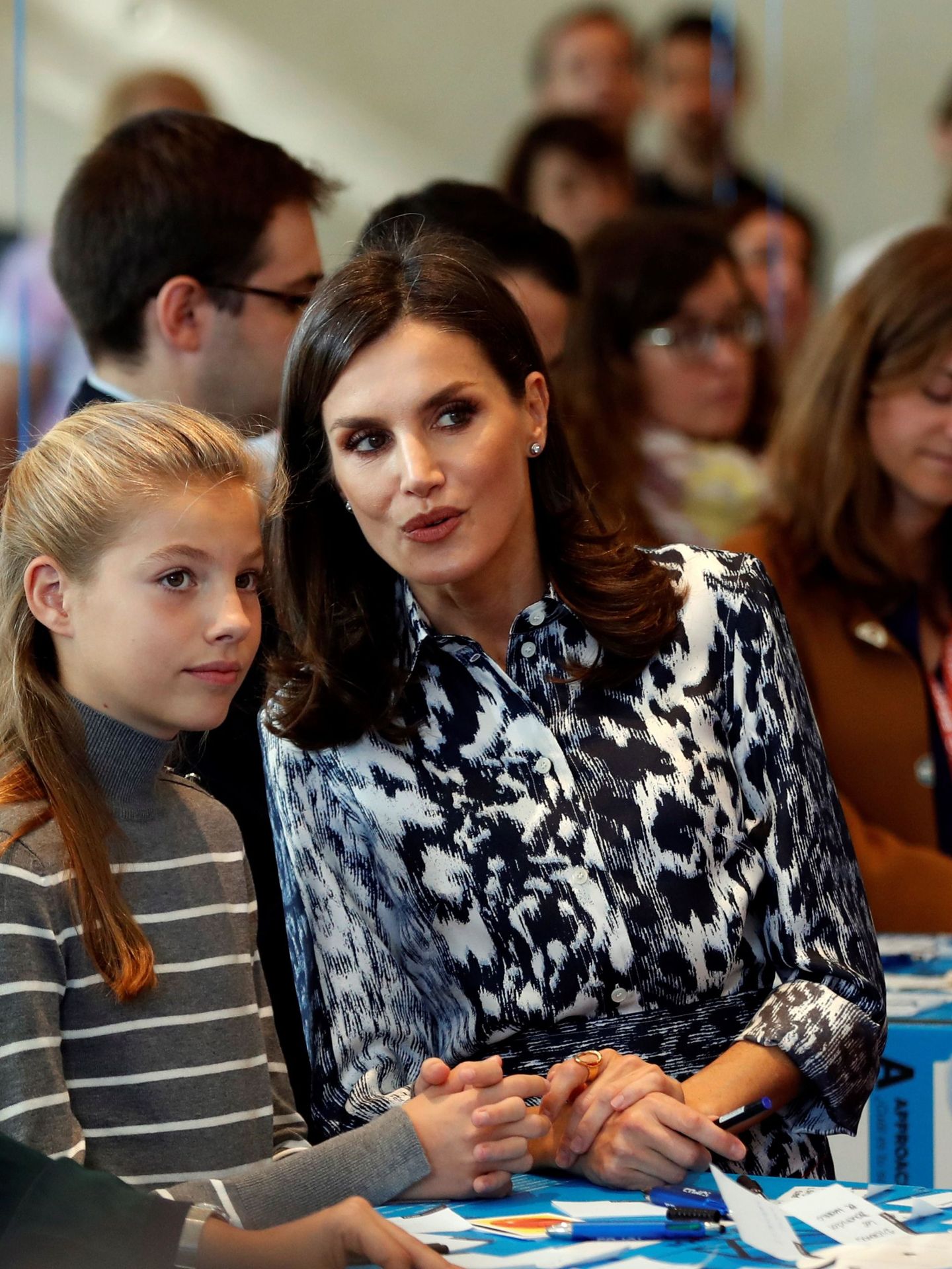 La reina Letizia y la infanta Sofía, en un taller en los X Premios Princesa de Girona.    (EFE)