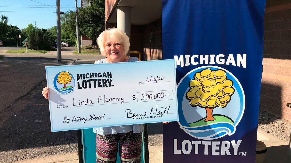 Gana medio millón a la lotería después de arriesgarse a jugar tres veces