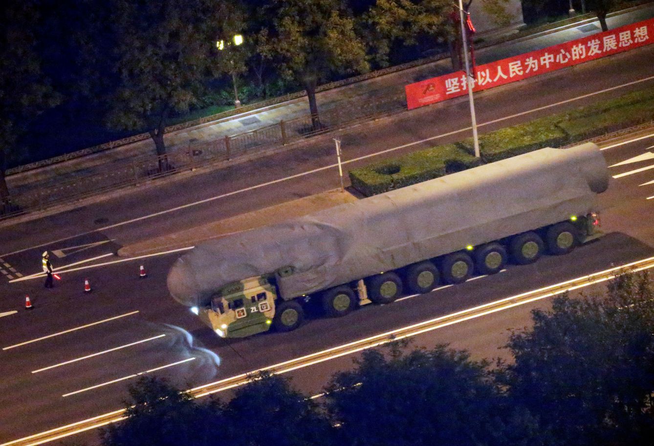 Un vehículo militar chino carga uno de los misiles que se exhibirán durante el desfile. (Reuters) 