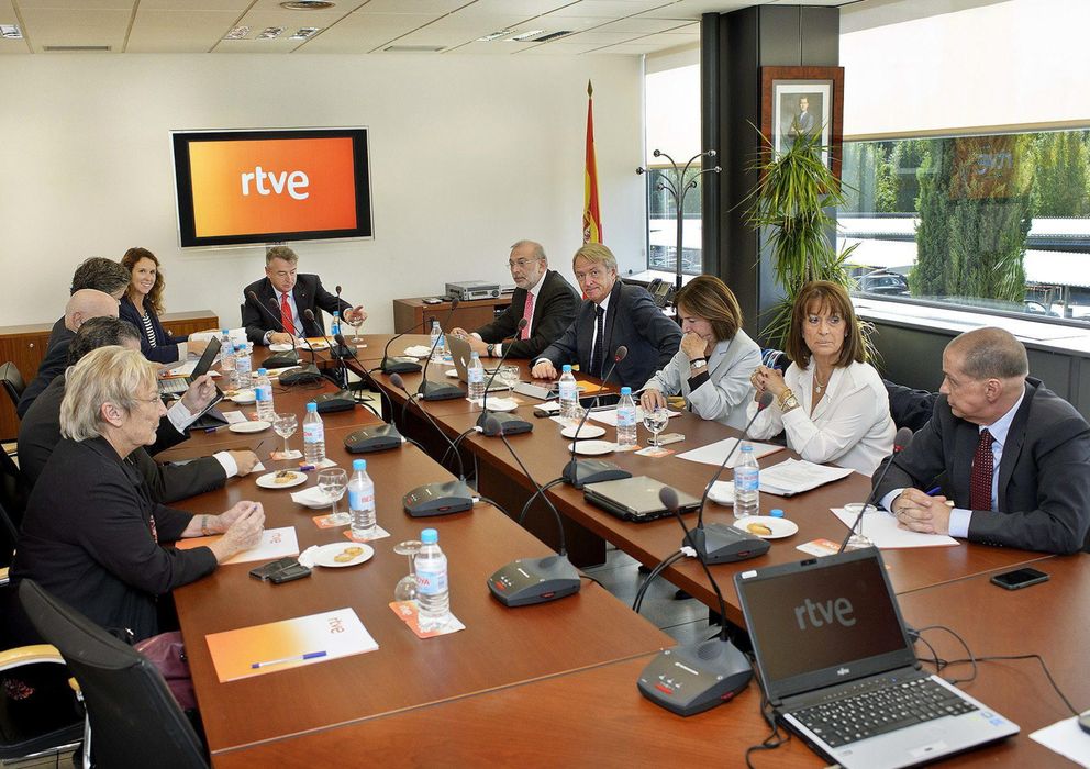 Foto: El presidente de RTVE, José Antonio Sánchez (c-fondo), preside la reunión del Consejo de Administración. (EFE)