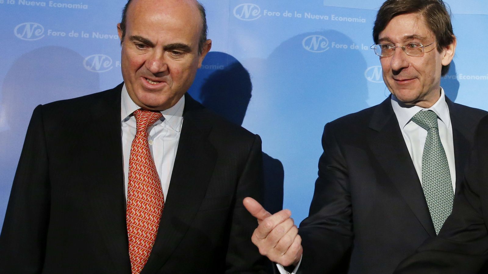 Foto:  El ministro de Economía en funciones, Luis de Guindos (i) y el presidente de Bankia, José Ignacio Goirigolzarri. (EFE)