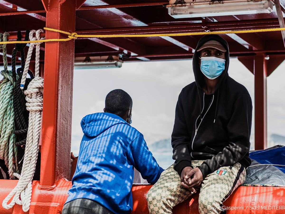 Foto: Dos de los migrantes rescatados por el Ocean Viking, a borde del buque el pasado 6 de julio. (Reuters)