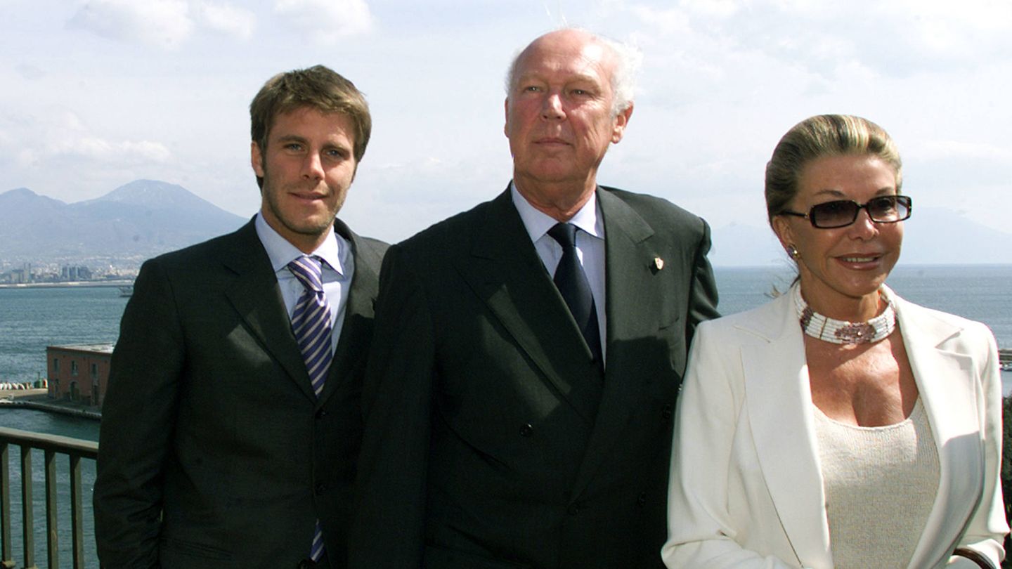 Filiberto, Víctor Manuel y Maria Doria, en su regreso a Italia, en 2003. (Getty)