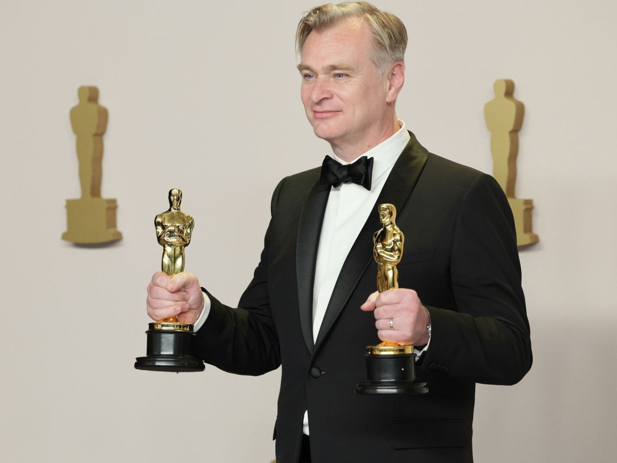 Foto: Christopher Nolan posa con las estatuillas a Mejor Dirección y Mejor Película por 'Oppenheimer' en los Premios Oscar (EFE)