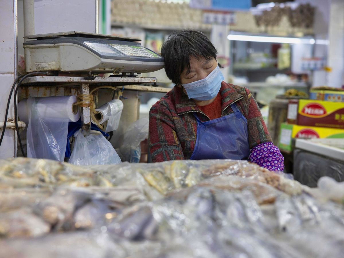 Foto: Una mujer en un mercado en Shanghái. (EFE)