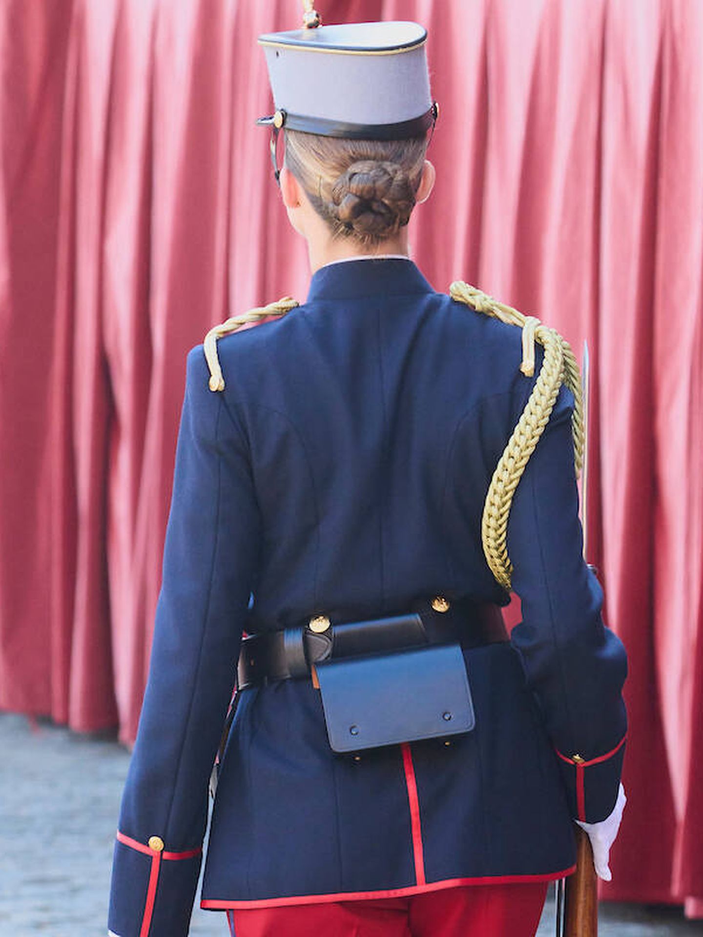Leonor, de espaldas con su uniforme. (LP)