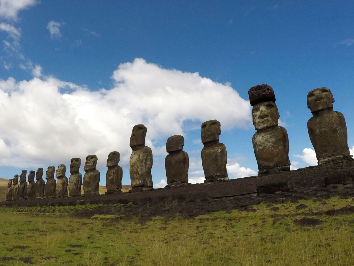 Foto: Los "Moai" son estatuas sagradas y atraen cada año a miles de turistas a la Isla de Pascua (Reuters/Jorge Vega)