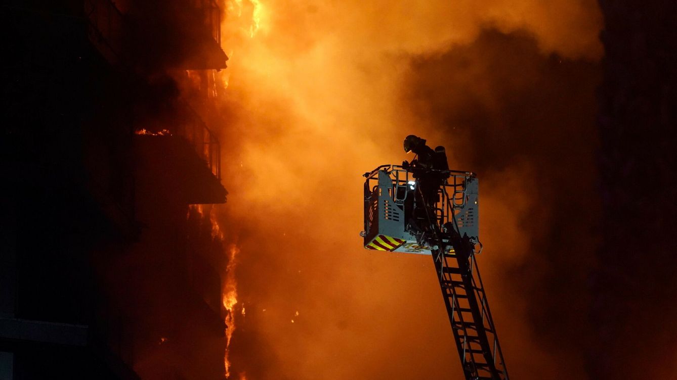 Foto: El incendio en el edificio del barrio de Campanar, en Valencia. (Europa Press/Eduardo Manzana)