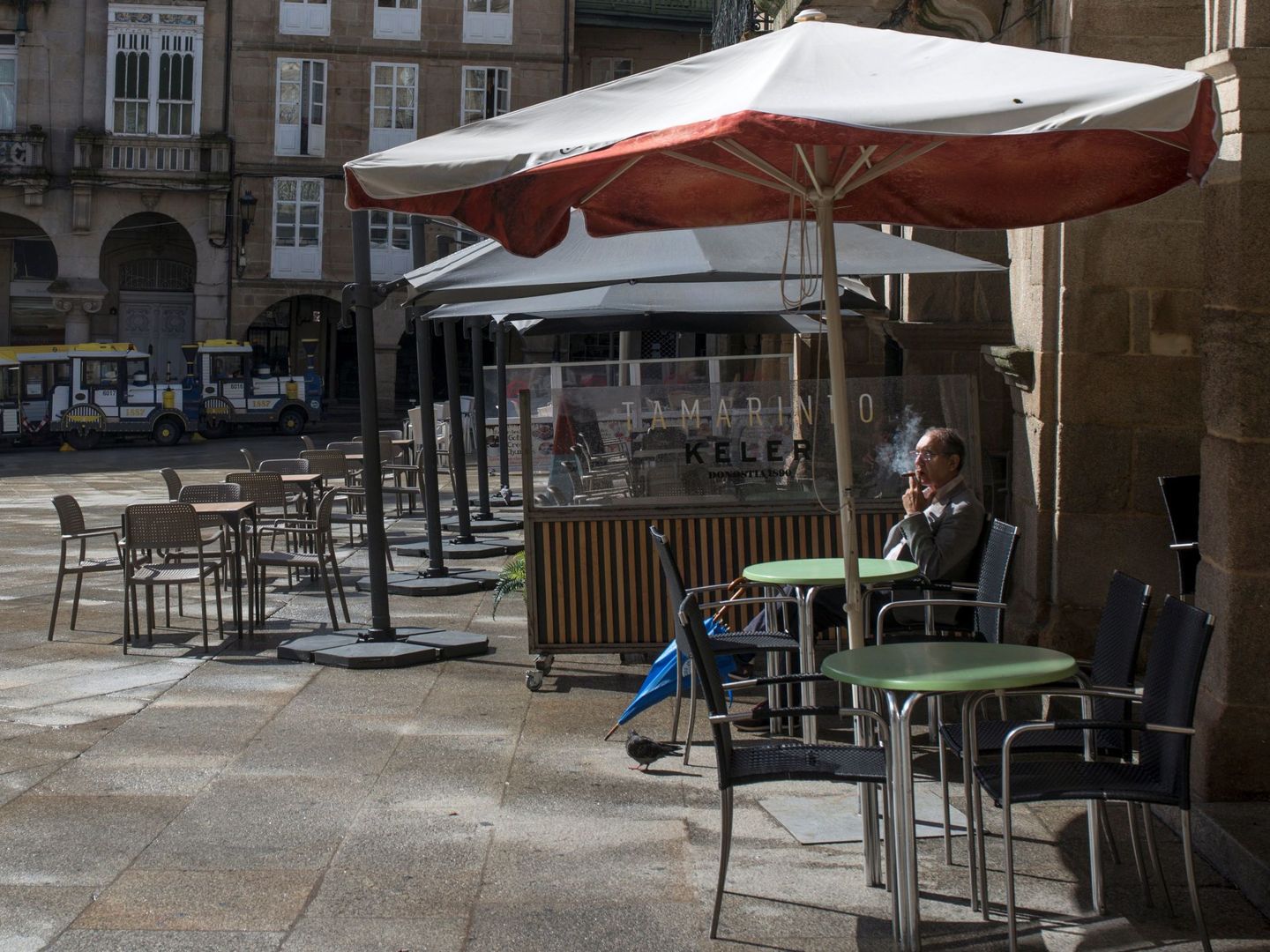 Un hombre fuma sentado en una terraza en la Plaza Mayor de Ourense. (EFE) 