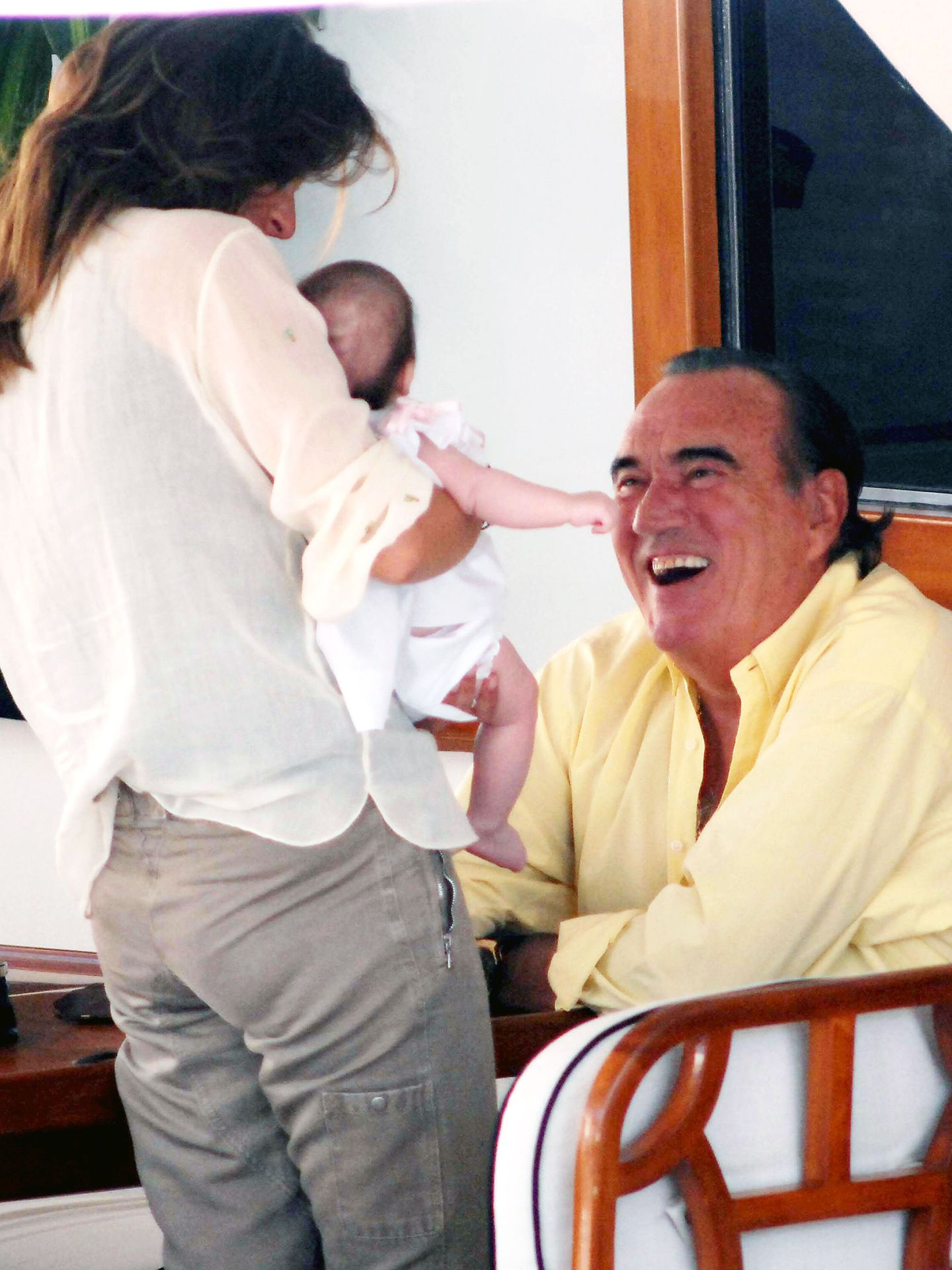 Fernando Fernández Tapias y Nuria González con su bebé, a 23 de agosto de 2007, en Madrid. (Europa Press)