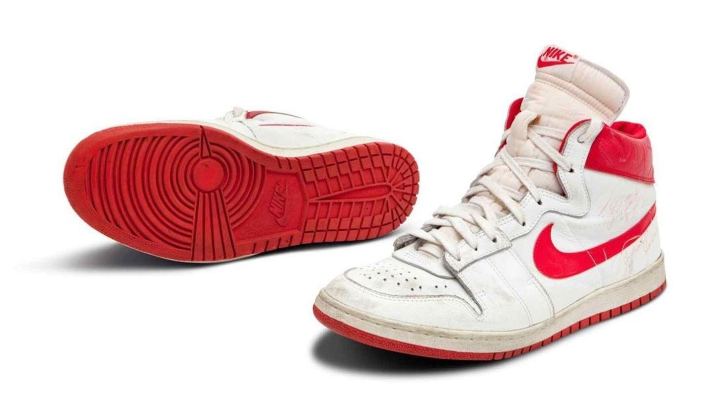 Las Nike Air Ships en blanco y rojo firmadas, utilizadas por el icónico jugador de baloncesto Michael Jordan durante sus primeros partidos de la NBA. (EFE/Sotheby's)