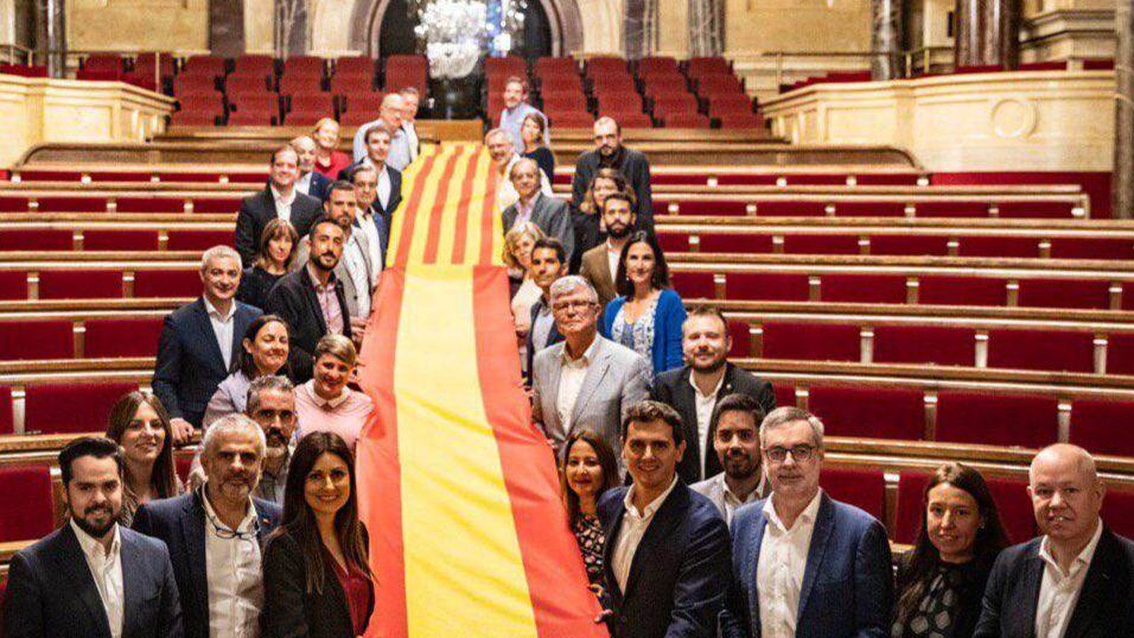 Foto: El grupo parlamentario de Ciudadanos despliega una imagen de la bandera de España y Cataluña en el Parlament. (Twitter)