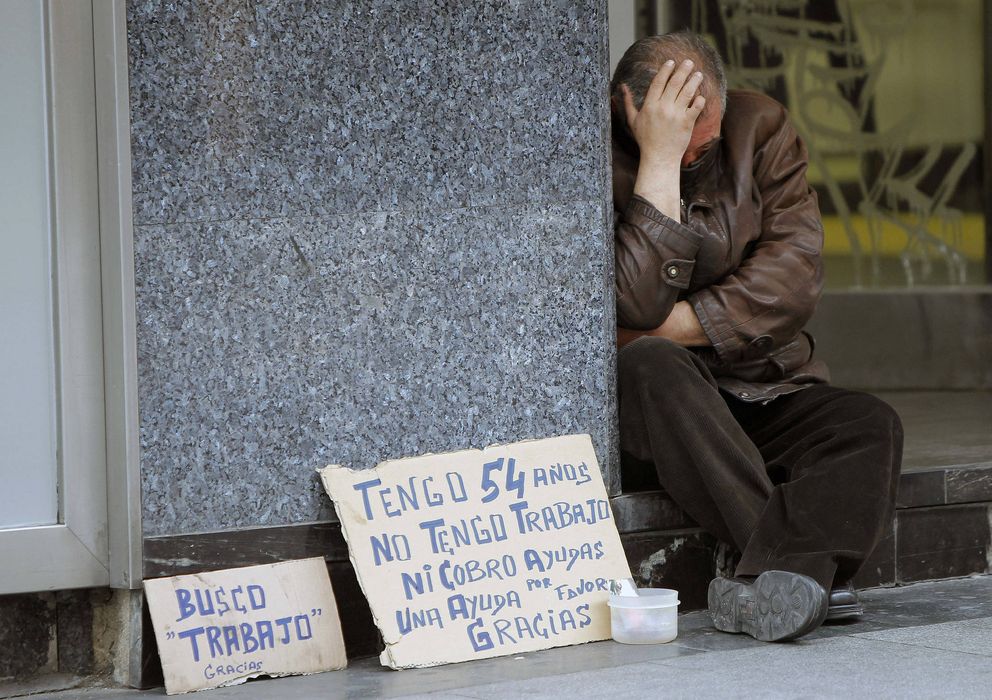 Foto: Una persona, ante un cartel de 'busco trabajo' en Madrid. (Foto: EFE)