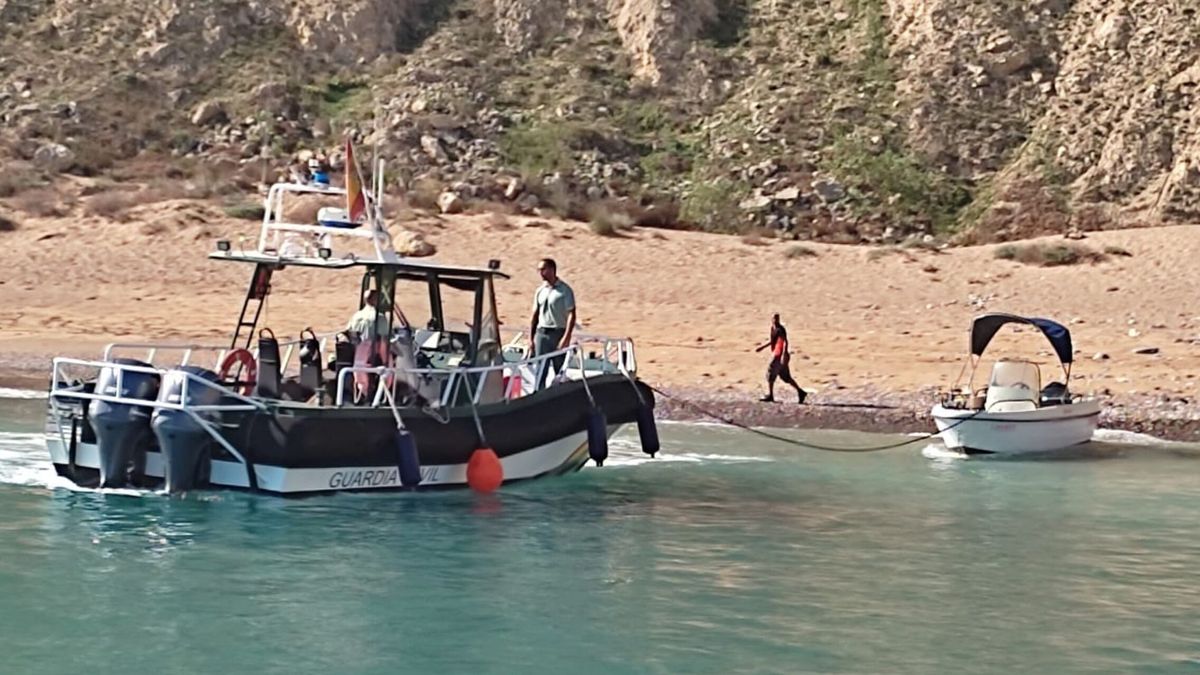 Una patera logra llegar a una playa de Melilla a plena luz del día