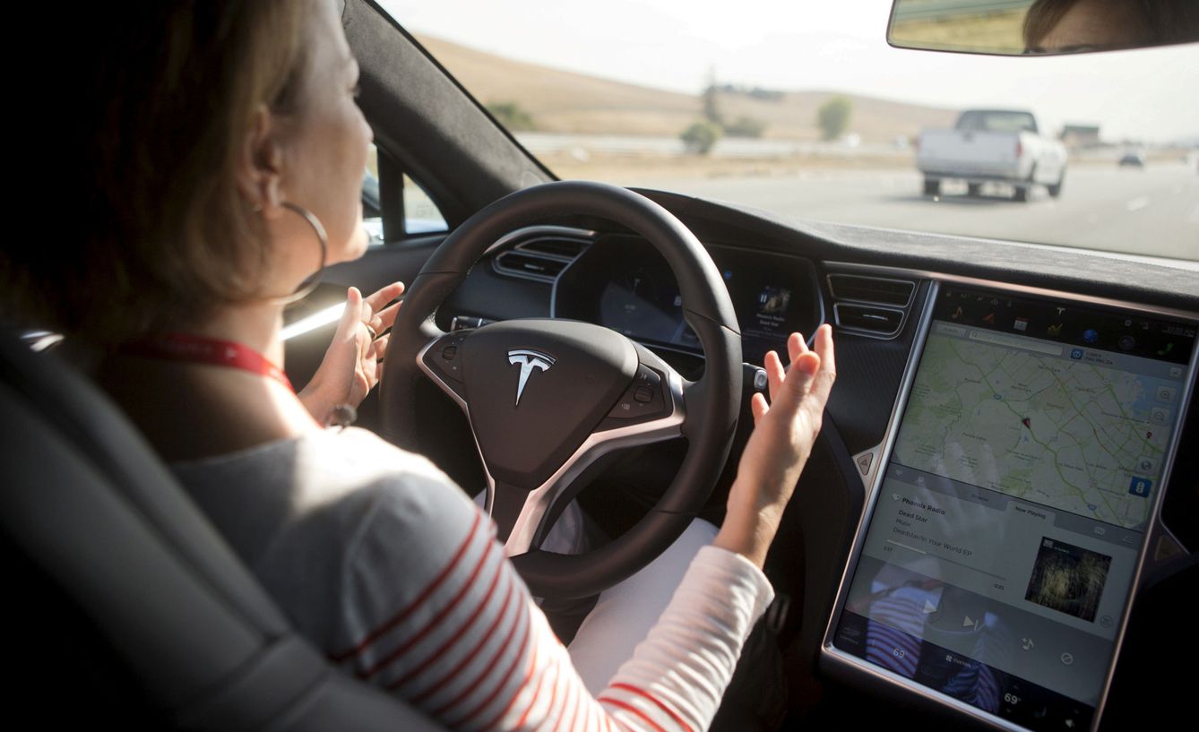 Un Tesla Model S conduciendo en modo automático. (Reuters)