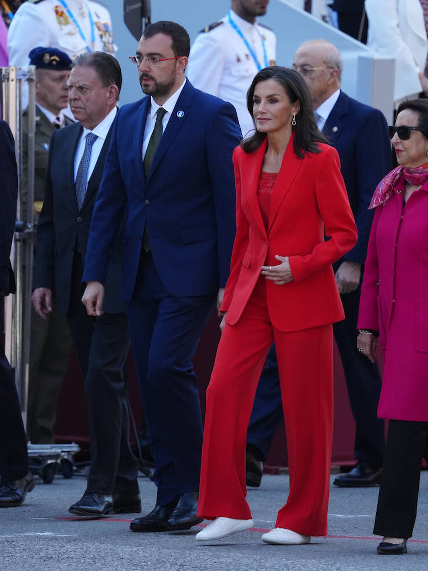 La reina Letizia, luciendo un traje rojo en Oviedo. (LP)