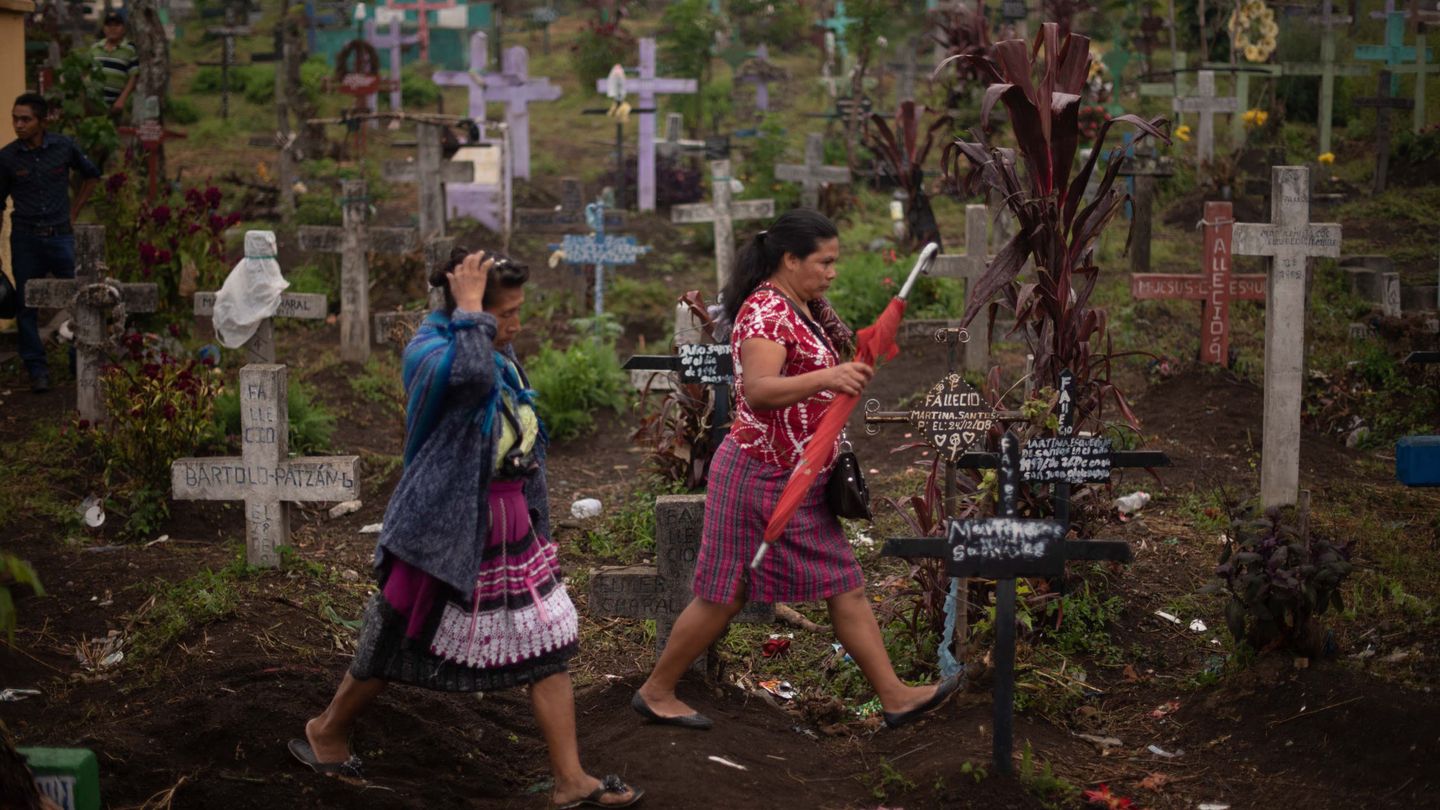 Dos mujeres asisten al entierro de una de las víctimas de la erupción, el 6 de junio de 2018, en el cementerio de Alotenango. (EFE)