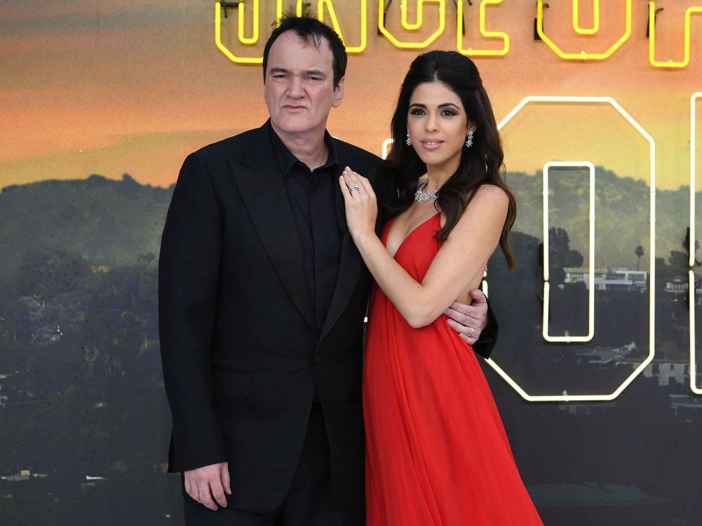 El director Quentin Tarantino y Daniella Pick en la presentación de su última película en Londres. (EFE)