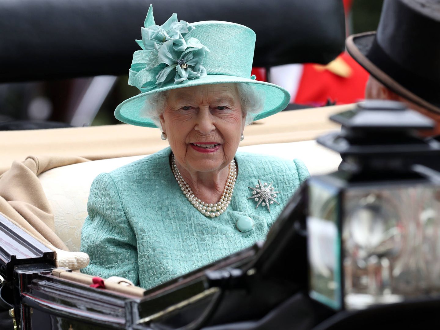 Isabel II tampoco usa cinturón en el coche de caballos. (Gtres)