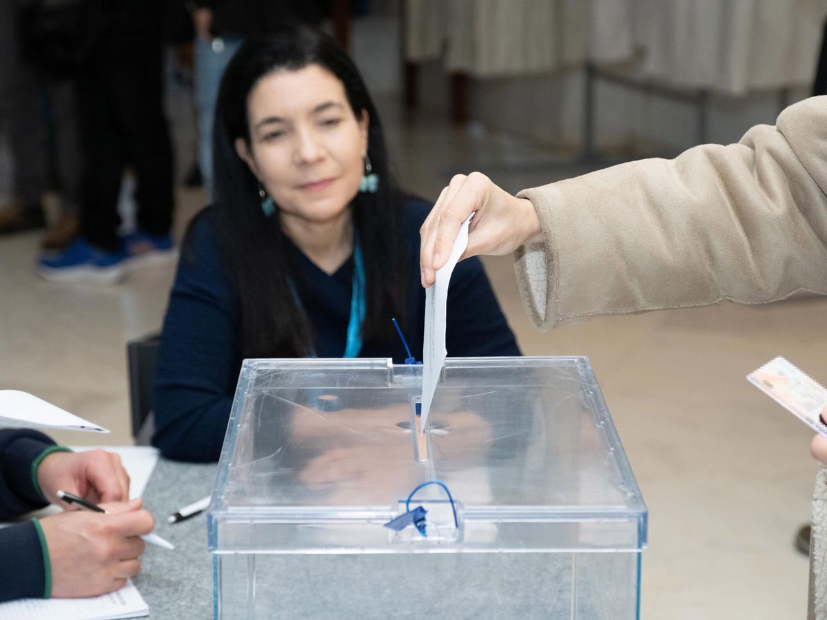 Foto: Una mesa electoral en las autonómicas de Galicia. (Europa Press/César Arxina)