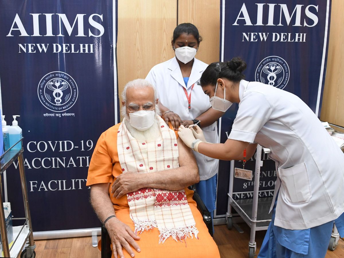 Foto: El primer ministro indio, Narendra Modi, recibe su segunda dosis de la vacuna contra el covid. (Reuters)