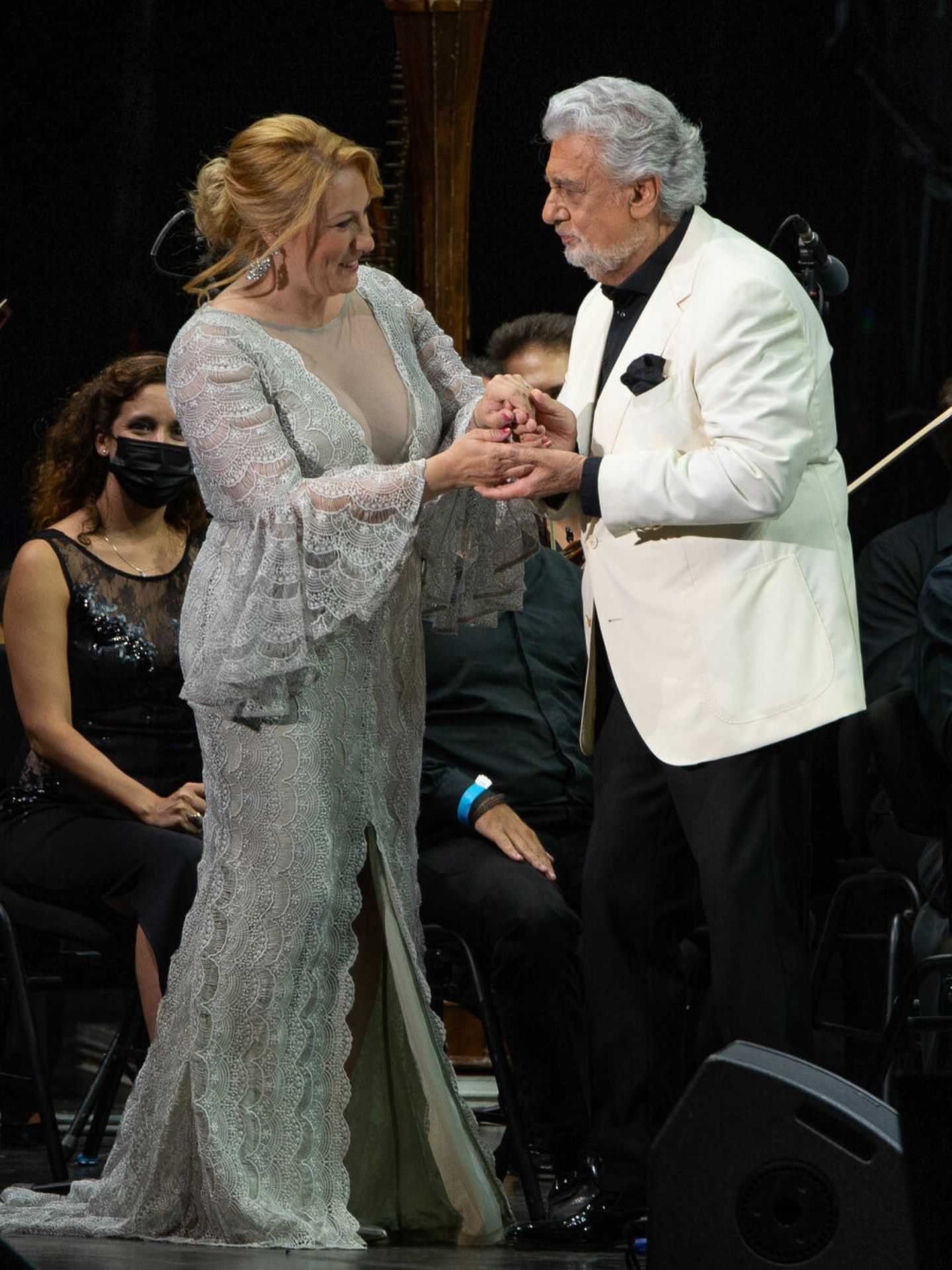 Plácido Domingo y la soprano Saioa Hernández. (EFE)