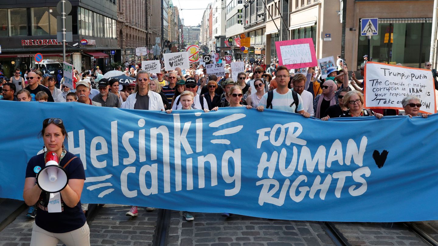 Protestas en Helsinki antes de la cumbre. (Reuters)